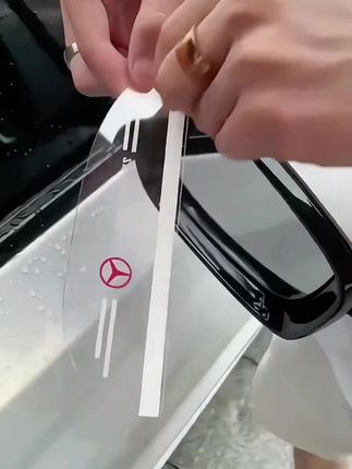 雨天开车最烦后视镜挂水珠!变道时连后车都看不清,稍不注意就有擦碰风险。这款后视镜雨眉能精准挡雨,让镜面始终清晰。徒手安装,不损车身,软质材质耐晒耐用,雨天后视镜模糊,手动擦镜既分心又危险!这款雨眉专为解决痛点设计,贴合镜面弧度导流雨水,有了它,雨天开车再也不怕看不清后视镜,既安全又省心#汽车后视镜雨眉 #汽车好物