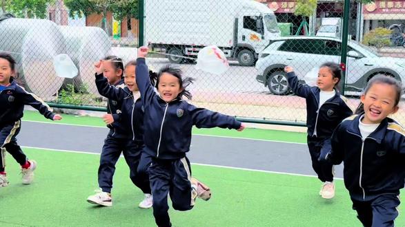 春天户外活动《“袋”你一起“趣”放风筝》 春风到,纸鸢飞,春天正是放风筝的时候,带孩子们用塑料袋做一个小风筝🪁🪁一起把春天装进袋子里,迎风快乐奔跑🏃♀️吧#记录幼儿园的点点滴滴