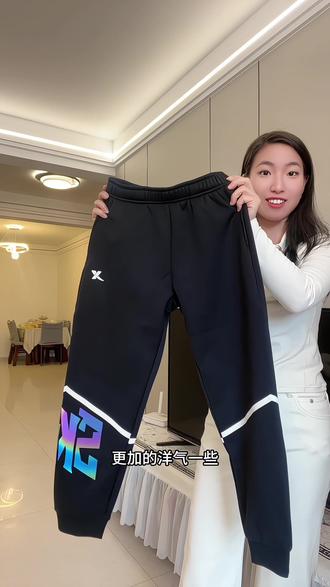 版型基础设计就不基础,上身纯版的帅气,保暖的同时不挑身高不挑身材,宽松板型穿着还没束缚感#休闲卫裤 #加绒裤子 #品牌童装 #运动裤#特步儿童