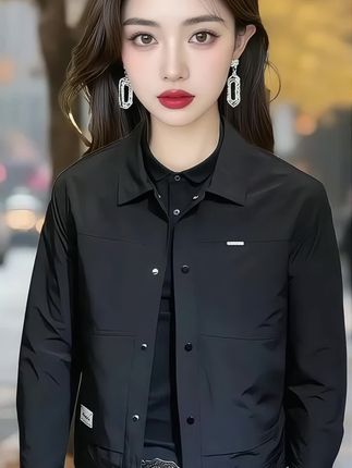 罗蒙韩版修身夹克:青年秋日穿搭刚需款 罗蒙秋季新款夹克太懂年轻人!韩版修身剪裁显肩线不紧绷,翻领简约利落衬精神。软挺面料抗皱好打理,基础色搭卫衣、T恤都出彩。通勤穿不浮夸,出街够有型,春秋单穿、冬天内搭都合适,一件承包多场景帅气!#时尚穿搭 #新款时尚 #外套 #夹克外套 #夹克男
