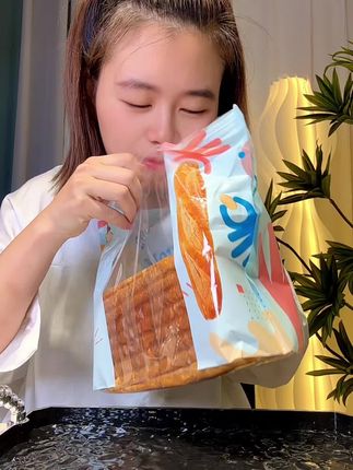 吃过那么多吐司,居然不知道这个碱水黄油吐司这么好吃,咸甜交织的口感特香特好吃!!#太好吃了 #强烈推荐 #碱水面包 #早餐吃什么 #吐司面包