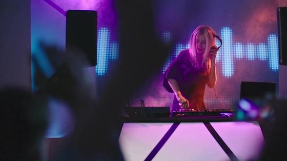 全场动作跟我一起向右嗨#DNA动了 🕺