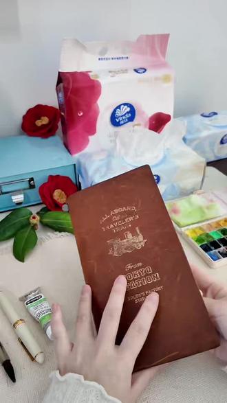 春日植物笔记丨手绘山茶花,愈见柔软与安心 山茶花,是春天率先报春的花。它从容绽放,温柔又坚韧,这个春天,不如就从山茶花开始画花吧!#艺术在抖音 #春天的色彩 #春天请你画朵花 #维达赠我满园山茶 #维达山茶花洗脸巾