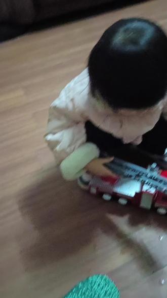 #于都鹏泰超市小孩门卡头事件#于都消防#于都中医院我是这个孩子的妈妈,感谢第一时间抱起我宝宝的那个大姐和好心人的帮助,感谢于都消防员,感谢于都中医院的医生,也感谢超市来帮忙的工作人员,我的小孩目前已无大碍,
当时我没有玩手机,买了菜准备出门的时候,把菜从推车拿出来时间不到1分钟的时间小孩走在前面推开了门帘(从里面看不到外面的小孩),我发现孩子没在身边我推开门帘看了小孩在进门台阶,我转身提东西不到10秒.就听到了有人说孩卡住了,当时有一个女士看到立刻托住孩子,另一个大哥固定那扇门一边打了119,因为我前面背着一个3个月的婴儿,我当时脑子一片空白,把婴儿交给好心人抱,一边安抚小孩,打了120,商场的工作人员几分钟后赶来(特别说明:当时我去叫保安过来,他没有过来。那个维修员拿个梯子像散步一样慢慢的走过来,我叫他快点,他一点反应都没有,拆门的时候也不专业,加上小孩吓的哭闹呼吸越来越不好)
万幸的是我小孩平安没事了,消防员把我们及时送的医院经抢救已平安,就是吓的厉害,晚上总是哭醒,平时在家我都有做安全教育,她也很乖不会很调皮,不知道为什么那天她离开我视线不到1分钟的时间就会卡进去
在我孩子平安了的情况下来说这个事情,我有监护失职之过,超市工作人员是有及时协助救援,但不专业,遇到紧急情况的处理不完善,还有这个门也是很大的安全隐患,小孩的头能卡进去就缝隙过大了,加上这个保暖帘不是完全透明的,小孩里外跟本看不到,只有中间是透明的,希望能改进这些问题,给孩子们多一些安全保障
事情发生后,超市有工作人员来了医院看孩子情况,目前没有收到超市的其他消息。出院了消防队来了家里看望,我也预定了锦旗,到时候做好了送给于都消防队表示感谢!