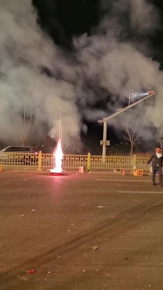 济南人民对烟花的热情永不停歇,更是包容的大城市,欢迎北京的大哥们来济玩烟花玩个痛快🤣🤣🤣#济南烟花 #济南烟花秀 #北京烟花