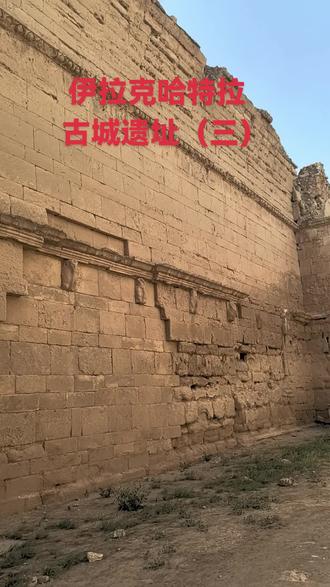#哈特拉是帕提亚王国的一个大的军事重镇。公元116年和198年它抵挡住了罗马人的多次进攻,这主要得利于它高大坚厚的城墙和城堡。这座城市的遗址,特别是融汇了希腊罗马建筑风格及东方装饰特色的寺庙建筑展示了帕提亚文明的辉煌。哈特拉古城位于伊拉克,古城呈圆形,环城建有双层城墙,城墙上还建有城堡和塔楼。哈特拉建城之初就是帕提亚帝国的要塞重镇。不幸的是,该遗迹已于2015年3月7日左右被ISIS摧毁#伊拉克哈特拉(Hatra)是帕提亚王国的一个大的军事重镇和第一个阿拉伯王国的首府。这座城市的遗址,特别是融汇了希腊罗马建筑风格及东方装饰特色的寺庙建筑展示了帕提亚文明的辉煌。这座古城建于公元前4-前3世纪,以后长期荒废,公元前后又重新起用,一直沿用到公元3-4世纪。这座古城环以两重护城墙,城墙上有九座望楼,城外有深沟壕堑,城中心为圆形城堡。公元116年和198年它抵挡住了罗马人的多次进攻,这主要得利于它高大坚厚的城墙和城堡。帕提亚的城市建筑一般很少使用石料,而哈特拉是一个例外,这与当地丰富的石料供应和大量的商业财富有关。另外,哈特拉古城遗址呈圆形,这在本地区的城市建设史上也是一个创新。而且,城市建有双层城墙,其直径为2公里,城墙周长为6公里。因此,城市具有强大的防御能力。长期以来,哈特拉也因其地理位置而成为兵家必争之地。
1985年根据文化遗产遴选依据标准(ii)(iii)(iv)(vi),哈特拉(Hatra)被联合国教科文组织世界遗产委员会批准作为文化遗产