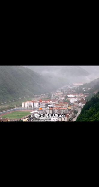 顺平籍历史人物:
刘完素是金代著名医学家,后世尊称为“刘河间”。他生于河间(今河北省河间市),但其祖籍为顺平县(古称完县)。刘完素是中医“寒凉派”的创始人,对中医理论的发展做出了重要贡献。他一生著述颇丰,所创方剂对后世医家影响深远,被后世誉为“金元四大家”之一。
王实甫是元代著名戏曲作家,其作品《西厢记》被誉为中国古典戏剧的瑰宝。虽然王实甫的生平事迹记载不多,但他的艺术成就却为后世所铭记。据考证,王实甫与顺平县有着深厚的渊源,他的创作深受当地文化熏陶,使得《西厢记》在情感表达和艺术手法上都达到了极高的水平。
孙犁是现代著名小说家、散文家,被誉为“荷花淀派”的创始人。他的作品以描写抗日战争和解放战争时期的冀中平原和冀西山区农村人民在中国共产党的领导下进行游击战争、土地改革、劳动生产、互助合作以及移风易俗的生活情景为主,具有浓厚的乡土气息和强烈的时代感。孙犁虽然并非顺平县人,但他在顺平有着丰富的创作经历,其作品也深受顺平文化的影响。
孙禄堂:孙式太极拳创始人,近代武术宗师。