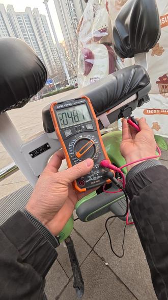 日常维修电动车 最近遇到的铅酸电池真是给你个惊讶,电动车明明显示有电,车子就是不走,万用表测量电压,压差太大,对铅酸电池挺失望的#电动车 #铅酸电池 #石墨烯电池 #电动车电池 #郑州市上门修电车