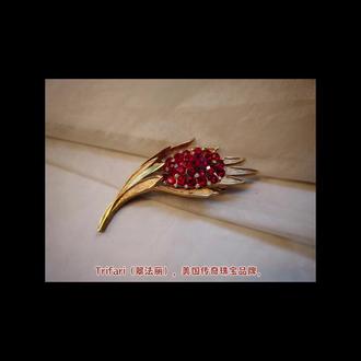 心中的福田与玫瑰花🌹 Trifari(翠法丽), 美国传奇珠宝品牌,时尚珠宝界的泰斗,服装首饰艺术品的巅峰。
作为20世纪最具代表性的中古时装珠宝品牌之一,Trifari充满想象力的设计与高品质的做工,依然深深牵动着Vintage爱好者的心。
一款很怀旧、别致、稀缺的红色玫瑰花束胸针,因为Trifari的设计很难得用莱茵石,而且还用红色的莱茵石镶嵌,bling bling的,不太像Trifari 的 Trifari。
仿佛是包好的一大束玫瑰花,不用担心它不够鲜艳,也不用担心它很快会凋谢…… 这是一束别在自己的衣服上、长在自己心间的红色玫瑰花,it’s only for you. 忽然想起了Trifari非常知名的广告语: “She can’t see a thing but jewels by Trifari”。
请忘记生活与工作中的不愉快,记住你心田还有一个美丽的花园,以及一束正盛开着的红色玫瑰花。
#胸针 #中古 #饰品 #文艺 #艺术
