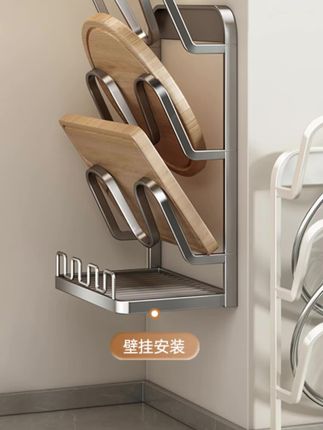 厨房里一定要有一个这样的锅盖架,免打孔安装,它可以放在台面上,也可以挂在墙上,可以放多个锅盖,还能放筷子、勺子和菜板,底部有个沥水盘,不怕水流到台面上。它是碳钢材质的,脏了用水冲洗一下就干净了,特别实用,有了它再也不用担心锅盖没地方放了。#厨房锅盖架 #厨房置物架 #置物架 #壁挂式置物架 #厨房好物