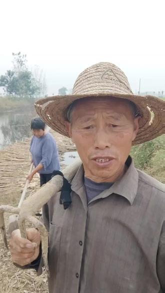 哪个庄都有人装孬熊?占个便宜,嫌他能。口口声声不在乎,揣着明白装糊涂