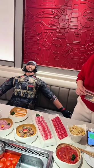 海底捞和三角洲联名全周双人餐只要200多 还送一组三角洲联名的金属房卡#海底捞 #海底捞大红三角洲行动#在海底捞捞出游戏大红#复刻航天地图挑战#三角洲碰卡启动