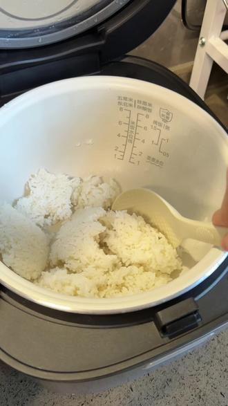 如果此时此刻你拥有一碗隔夜饭,那今天的视频让你解锁冷饭热炒#真实生活分享计划 #炒冷饭 #蛋炒饭 #美食创作人计划