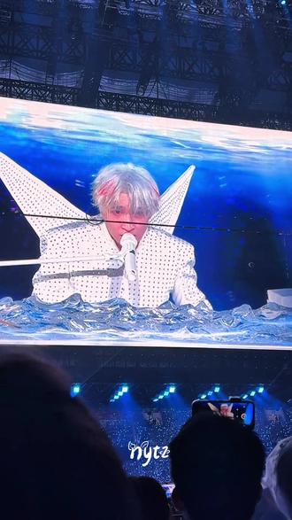 凤毛麟角+爱好+平庸+粉钻+造物 青筋暴起的张力好令人着迷🥰 #神级现场 #薛之谦 #薛之谦万兽之王演唱会