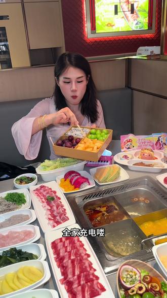 海底捞小马宝莉家庭餐太合适啦吧 带家人一起来: #海底捞小马宝莉联名套餐 #百元夯吃大赏 #走街串巷好味道 #小马宝莉盲盒 #五一尽兴捞