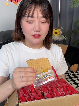 #芝麻鸡蛋卷 超好吃的蛋卷,咬一口满嘴留香,酥脆可口的越吃越想吃!好吃到让你根本停不下来!#零食推荐 #大人小孩都爱吃#妈呀太香了