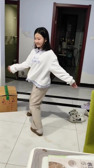 精致女孩内八字,穿黑色泥巴袜子😂#我家那闺女 #抽象 #真实生活分享计划