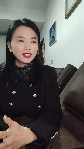 一个女人的终极安全感,只能来源于内在的自我认可与独立生长。张爱玲的深情背后,藏着一个更深的真相:你在等一个人,不如先成为那个人。不要做需要附庸的藤蔓,而要成为能扎根、能开花、能撑起一片风景的树。当你活成自己的花园,整个春天都将为你驻足。
你认为,女性独立最核心的基石是什么?是经济,是思想,还是爱自己的能力?
#女性觉醒 #张爱玲语录 #女性独立 #自我成长 #活出自己
