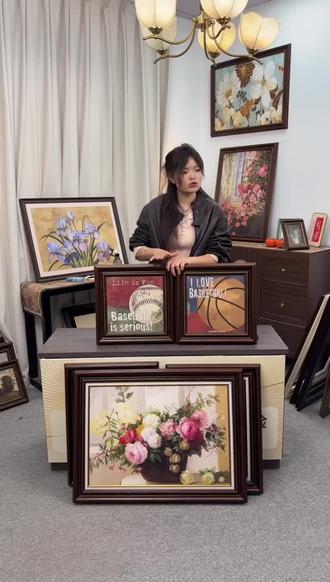 美式儿童房装饰画!篮球足球棒球主题太酷啦!复古题材油画 美式复古风超有氛围,艺术微喷色彩饱和细节逼真,环保画框耐潮不变形,孩子房间秒变运动主题小天地~#好物推荐🔥 #装饰画 #儿童房挂画 #美式儿童房挂画 #复古儿童房挂画