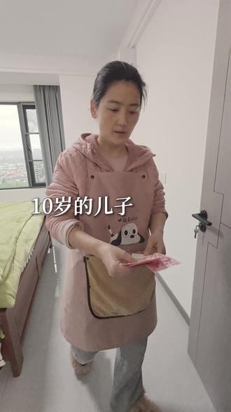 孩子赚钱能力第一课,从包“闭环饺子”开始 我之前一直以为自己会包饺子。
小时候,过年家里包饺子,我都会上去凑把手。把皮摊开,把肉馅塞进去,捏几下就算齐活了。包得有点慢,家里人也不计较,图个乐呵。 饺子下锅,煮出来,一眼就能看出来哪个饺子是我包的。
后来上学出去实习,老师问:“都谁会包饺子?”我说我会,就被分去包饺子。
结果几个人往那儿一站,全傻眼了。
没人和面、没人擀皮、没人剁馅,
全都是“包”饺子的。
你确实包过饺子,但你只会包;
你也下过饺子,但你只会下。
要是让你完整地包个饺子出来,你做不来。”
闭环,
不是你饺子皮擀得有多好、饺子馅剁得有多好,
而是你从头到尾把包饺子的流程走通。
从和面到擀饺子皮、剁馅,再到包饺子、下锅,整个流程走下来,最后热乎的饺子吃到嘴里。
可能不那么好吃,可能不那么好看,但整个流程完整地走下来了,这叫闭环。”#包饺子 #闭环