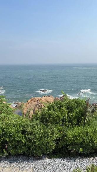 黄岛游玩VLOG|跟着小张导游畅玩黄岛吧~
什么?你问我来黄岛去哪玩?
那你一定要来找我啊,小张导游带你畅玩黄岛~
我们首次黄岛之旅就从东环岛路和金沙滩风景区开始
路线顺序:东环岛路(凤凰山公园🏞-海神庙🛕-竹岛远眺🌉)-金沙滩(海水浴场2号冲浴口🚿-红房子小吃街🌮-金沙滩石碑🪦-凤凰大剧院🦜-秘密打卡圣地📷-儿童游乐场🛝)
出行方式:
1.外地来的盆友们可以选择乘坐地铁一号线到达南北屯B口,从南北屯小区一路穿过直达东环岛路风景区~
2.也可以选择乘坐公交车4号到达南屯公交车站,顺着路边往上走,即可到达东环岛路风景区~
游玩路线:(东环岛路风景区有很多很多漂亮的风景,这次给大家介绍2个,其他的风景大家发现后可以分享在评论区,让小张导游也观赏羡慕一下😚)
从东环岛路主口进入后一直往上走就是海神庙,大家可以虔诚的拜一拜,有可能会让你的运气财力值up up👆👆
往下走会路过竹岛远眺,这是东环岛路绝美网红打卡点,姐妹们在这里一定会💥爆炸出片~
再顺着木栈道一路向下走就可以看到大片金灿灿的沙滩映入眼帘~
Tips:对了!来金沙滩游玩的朋友们可以选择租一辆小电动车,因为真的骑到哪里都很方便~
一直往前走就能路过海水浴场2号冲浴口,因为正好在烟台前小吃街对面,中午肚子饿的时候可以买点小吃,边走边逛(不过我更推荐大家去品尝一下青岛本土品牌双和园哦)🐟🦐🦞🦑🐙🦀🦪
在这插播一条小业务📢📢如果有想要租赁帐篷沙滩桌椅🏖🏝🏄🏼♀️的朋友可以联系小张,小张家有自己的乘凉大棚,提我名字保准给你优惠💵~
继续顺着木栈道到头,就可以看到凤凰大剧院的小吃街~
❗但是要注意一下这里电动车是不可以通行的❌❌,需要通过小广场绕路到主干道~
发现橙色标示牌后左转⬅和闯关升级一样通过啤酒城大屏幕,与世界干杯这些景点~(能看到哈舅和哈舅妈哦)
遇到超大酒杯后往左手边转,走到头看到红色大棚,我们就到达今天最后的秘密打卡点,在这里或许可以拍到你的人生照片哦~
返程的路上会碰到儿童游乐场,如果出行带着小朋友可以推荐你来这逛一逛,不仅漂亮沙滩风景尽收眼底,还无痛遛娃一圈~🎡🎢🎠
到这里我们的东环岛路和金沙滩游玩基本上就结束了,如果你要来黄岛玩记得didi小张导游,小张导游带你玩遍黄岛!!!!#海边的风 #一起看海🌊 #海岛度假 #记录旅行时光