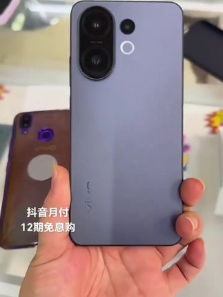 #无限回购的宝藏单品 少女心被郑钦文同款vivo S30桃桃粉狠狠拿捏!渐变粉色如熟透蜜桃,雾面玻璃机身,夏日握持清凉。6.67英寸直屏,7.49mm轻薄机身,单手操作超轻松。骁龙7Gen4芯片加持,日常使用流畅。5000万像素主摄+潜望长焦镜头,搭配胶片滤镜,拍照超有氛围感。6500mAh大电池+90瓦快充,电量稳稳在线! #vivos30 #vivos30记录我的光彩绽放 #郑钦文代言 #vivos30promini@DOU+小助手