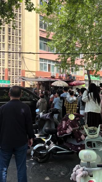 关晓彤来青岛拍戏了 站姐们长枪短炮人山人海的