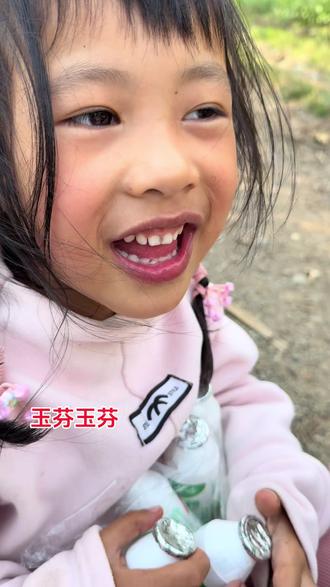 #母女俩的日常生活 #创作者中心 #创作灵感 #玉芬玉芬#宝妈 玉芬玉芬彪哥好伤心,你很狠的把我撂在了红尘,其实彪哥的心里只有你一人分了,