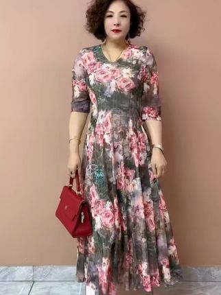 大码妈妈套装,这套玫瑰花的显白显嫩,喜欢的不得了 #妈妈装 #时尚妈妈装 #穿出你的时尚你的感觉 #大码女装