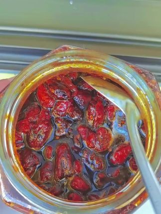 宝宝已经11个月了,母乳还一直足足的,每次只要感觉奶水少了,不够吃了,我就赶紧冲两勺姜红,喝一碗下肚,全身暖暖的,两个房子奶线全通,奶水热热的全流出来,破纪录啦,奶多又浓,宝宝吃不完##母乳再也不是奢望 #母乳不足 #下奶汤