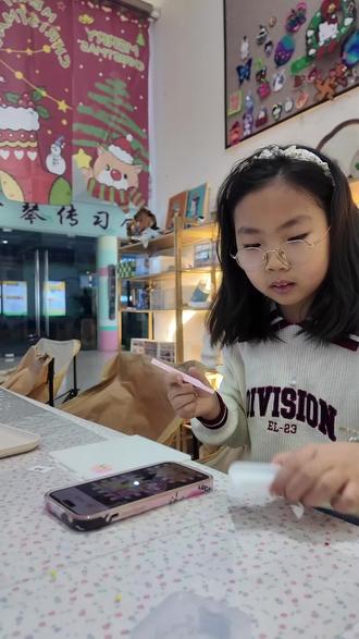 9岁女孩沉浸式#拼豆 ,寒假就要有寒假的快乐!专注的拼2个小时,绝对没有任何问题,咱就说这专注力是不是杠杠滴😂😂😂😂😂还有那个豆夹,看着和筷子一样,用起来是真难啊,我姑娘还是有点子#隐藏技能 傍身的