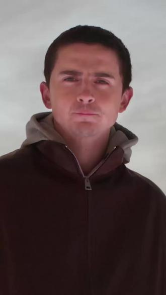 圣诞大礼?
顽童朵拉和甜茶大跨次元壁
齐齐带你穿越回1950年代的纽约
Tyler the Creator献出银幕首秀
其主理品牌GOLF WANG与电影公司A24携手
以圣诞上映的电影Marty Supreme为灵感推出重磅联名系列
把电影周边拉到一个新高
电影气质翻译成可穿的风格
#a24
#golfwang
#artistvault