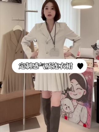 通勤姐系战袍!这件立裁西服裙把“贵气感”焊在身上!谁懂啊!通勤穿对连衣裙,气场直接拉满~这件定制感立裁西服裙太绝了!腰部精准剪裁,一秒穿出黄金比例,显高又藏肉,完全不用费心搭配!#穿出高级感 #外套穿搭 #今日穿搭 #职场穿搭 #穿搭小心机