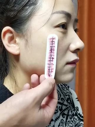 伤口会随着时间的流逝,慢慢的愈合,但是心里的痛却永远不会消失!#伤疤 #防水贴画