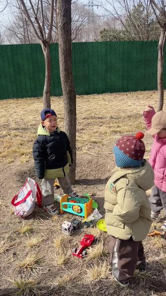 kk:再吵把你嘴巴锁住!拿大锁!#玩土的娃娃 #幼儿园孩子 #宝宝户外活动