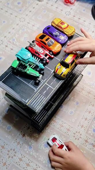 变废为宝|男孩的梦中停车场
材料:废旧纸箱,小刀,尺子,丙烯颜料,丙烯马克笔,pvc纸,积木,彩色纸,双面胶
一代人有一代人的废品要捡,变废为宝,制作出男孩子的梦中停车场,眼里的喜欢藏不住,快来一起制作吧!#变废为宝 #亲子手工 @抖音小助手 #手工diy制作 #创作者中心 #创作灵感