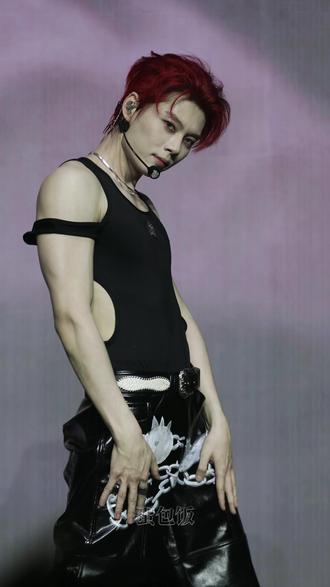 我的酒量大概就是:八瓶香槟、七瓶伏特加、六瓶野格、五瓶威士忌、四瓶杰克丹尼、三瓶朗姆、两瓶生命之水,或者马思涵的一声:过来。然后我就会乖乖过去。@马思涵SAI
#马思涵 #high5 #美人计 #神颜