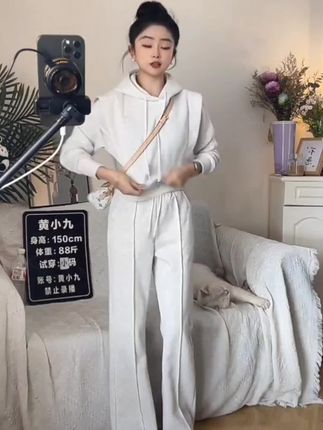 4012小个子设计感运动卫衣套装秋冬洋气减龄连帽卫衣微喇裤两件套#小个子必备#休闲运动套装 #洋气减龄连帽套装#质量杠杠滴 #爆款热卖中