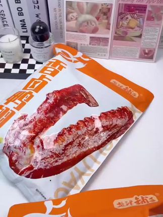 盐津铺子的香卤鸭翅让人停不下来,一口接一口,追剧时的小零食,大牌年货美味又实惠!