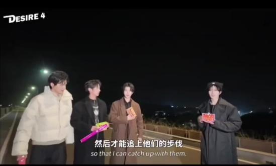 “你白我一眼是什么意思”3.0版来了,“那你后退半步是什么意思”,哈哈哈哈,果然,被爱的人果然有话当场#嗨嗨 #触及真心