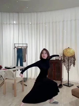 羊毛面料显高级感两色半裙!#高级感穿搭 #贵气感穿搭法则 #美搭尽显女神范 #女神必备单品 #半裙搭配