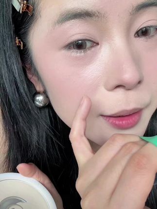 不用纠结到底选哪个 就买花间颂的粉饼,超级好用又服帖#底妆 #花间颂粉饼 #定妆