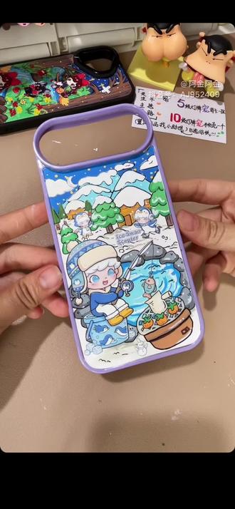 叮咚!看看dimoo 在干嘛呢?原来在钓鱼呀!这样的手绘手机壳大家喜欢吗?#手绘手机壳 #手机壳diy #滴胶手机壳 #手作爱好者 #创作者扶持计划