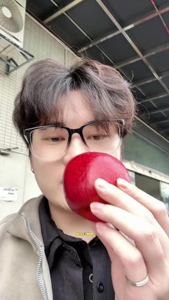 平安夜苹果不知道怎么选?一个视频教会你🔥#各行各业版你问我答 #欢迎问我任何问题 #真实生活分享计划 #真实生活分享官 #水果 @每日热点@热点小助手 @生活服务热点中心 @今日热点