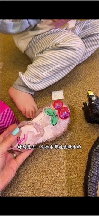 两个小樱桃,太爱了!#芭比 #粉色lo鞋 #小凉鞋