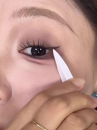 谁懂一秒一个眼线的快乐啊!手残党真的有救了! #眼线贴 #眼线教程#七夕送礼清单