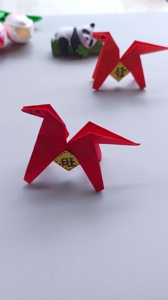 折一匹哒哒跑的小马,谁的小手最能干?评论区晒出你们的作品呀~#亲子手工 #折纸教程 #新年 #马 #手工折纸