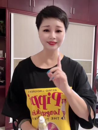 刚画好妆,喷了一下胶原水光喷雾定妆一下,准备戴上假发,穿上旗袍美美的出门了。#胶原水光喷雾