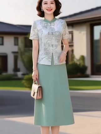 姐妹们快来看看这条超级好看的裙子,它是新中式的国风旗袍,是日常款的中国风改良假两件的样式,穿上它简直太美了!喜欢穿这种设计感衣服的朋友们千万不要错过,赶紧下单抢购吧!#618开箱大晒