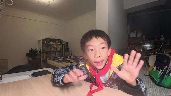 积分制动力足!娃做雷龙鱼笔记,还画悟空学英语 家人们!五年级娃的笔记分享也太有意思了~
家里有积分制,他为了兑换心心念念的雷龙鱼,专门做了雷龙鱼的专属笔记,还建议大家学习也能这样做,让笔记更有条理!
更绝的是学英语时,他画孙悟空还配英文短句,先不纠结对错,边画画边练英语,创意十足~
如果发现他的英文有错误,还欢迎大家帮忙指正!
#小学生日常 #学习笔记 #趣味学英语